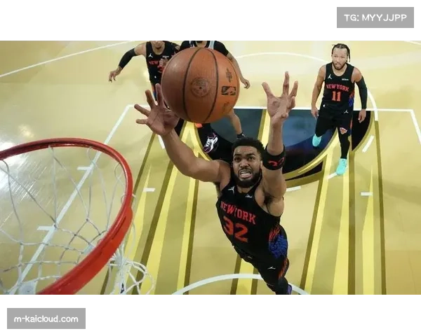 尼克斯捧起NBA杯冠军 布伦森与唐斯双核驱动打破中期魔咒 尼克斯捧起NBA杯冠军 布伦森与唐斯双核驱动打破中期魔咒